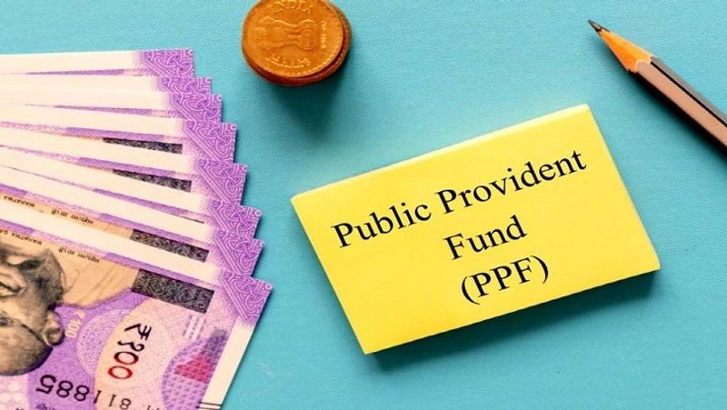 पीपीएफ (PPF) में मेच्योरटी पीरियड 15 साल का होता है। इसमें 5 साल का लॉक-इन पीरियड भी होता है। 5 साल के बाद इस अकाउंट से 50 फीसदी राशि निकाली जा सकती है। हालांकि, पूरी रकम 15 साल की अवधि पूरी होने पर ही निकाली जा सकती है। (फाइल फोटो)