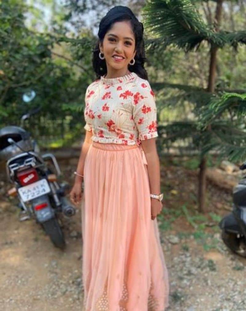 'ನಾನು ಗಗನಸಖಿ ಆಗಬೇಕು ಎಂದು ಕನಸು ಕಂಡಿದ್ದೆ. ಅದಕ್ಕಾಗಿ ಅರ್ಜಿಯನ್ನೂ ಹಾಕಿದ್ದೆ. ಅಷ್ಟರಲ್ಲಿ ಧಾರಾವಾಹಿಯಲ್ಲಿ ನಟಿಸಲು ಅವಕಾಶ ಬರಲು ಶುರುವಾಯಿತು. ನಟನೆಯನ್ನೇ ವೃತ್ತಿ ಮಾಡಿಕೊಳ್ಳಬೇಕು ಎಂದು ಅಂದುಕೊಂಡೆ. ಆದರೆ ತೆಲುಗು, ತಮಿಳು ಧಾರಾವಾಹಿಗಳಲ್ಲಿ ನಟಿಸಲು ಅಮ್ಮ ಒಪ್ಪಲಿಲ್ಲ. ಗೀತಾ ಧಾರಾವಾಹಿ ನನಗೆ ಕನ್ನಡದ ಮನೆ ಮಗಳು ಎನಿಸಿಕೊಳ್ಳುವ ಅವಕಾಶ ಮಾಡಿಕೊಟ್ಟಿತು. ಆ ಧಾರಾವಾಹಿಯಿಂದ ನನ್ನ ಅದೃಷ್ಟ ಬದಲಾಯಿತು,' ಎನ್ನುತ್ತಾರೆ ಭವ್ಯಾ ಗೌಡ.