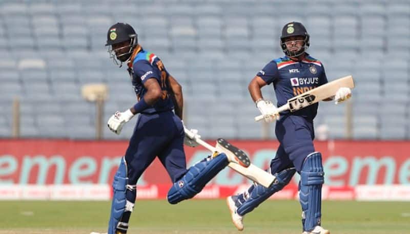 england lost wickets in regular intervals in last odi against india