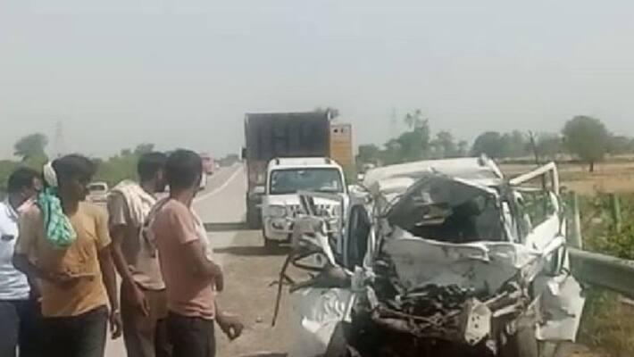 Big accident on Yamuna expressway, bus collided with car on Rong side, three killed so far asa Big accident on Yamuna expressway, bus collided with car on Rong side, three killed so far asa