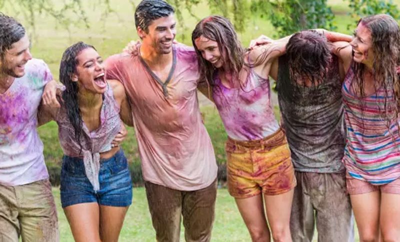 कई डॉक्टरों का कहना है कि मौसम भी बदल रहा है। जिससे लोगों को सर्दी, बुखार, खांसी की शिकायत हो रही है। वहीं दूसरी तरफ कोरोना भी पैर पसार रहा है। ऐसे में लोगों को हबर्ल रंग से तिलक लगाकर गले मिलकर होली खेलना चाहिए। अगर बाहर होली खेलने के लिए जा रहे हैं तो मास्क पहने। घर लौटें तो सेनेटाइजर का यूज करें।