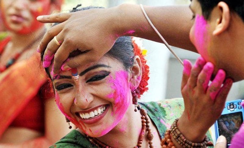 <p>আজ হোলি । হিন্দু শাস্ত্র মতেও এর অনেক রীতি রয়েছে, যা হোলির দিন পালন করা হয়। জানেন কি, এই কাজগুলি হোলিতে করলেই ঘটতে পারে বড় বিপদ।</p>