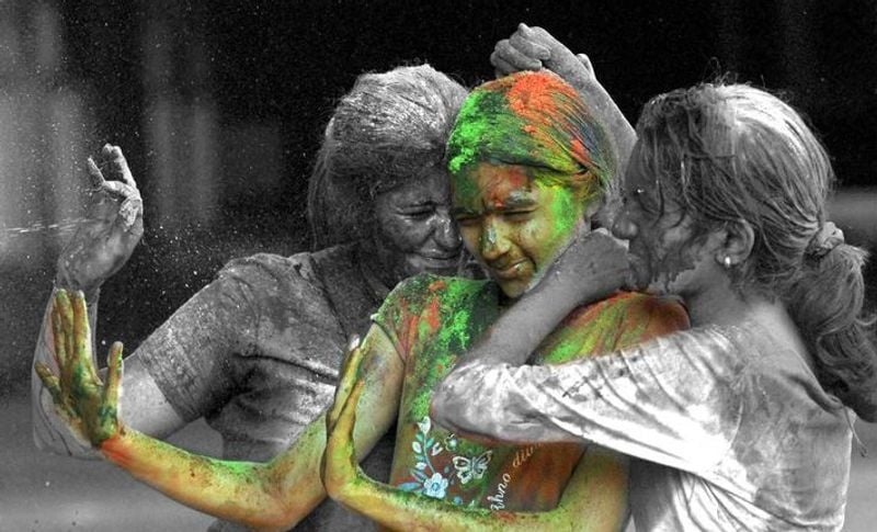 काला/ ब्लैक रंग: यह रंग विरोध का प्रतीक माना जाता है, अगर लम्बे समय तक काले रंग के कपड़े पहनकर नकारात्मक ऊर्जा के संपर्क में आया जाए तो ये रंग हमारे सारे भावों को खराब कर देगा साथ ही मानसिक स्थिति अस्थिर और असंतुलित हो जाएगी हो जाती है। लेकिन आज कल लोग काले रंग से भी होली खेलते हैं। इस रंग को बनाने में लेड ऑक्साइड का प्रयोग होता है, जिससे किडनी और दिमाग पर बहुत बुरा असर पड़ता है।
