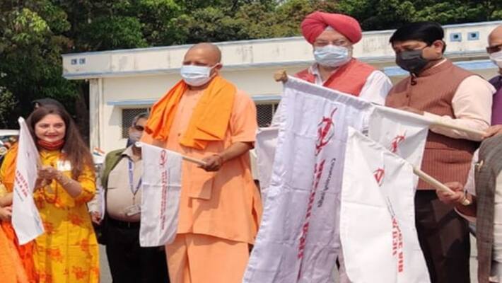 CM Yogi Adityanath gave Holi gift, said - those wearing air slippers will also travel by plane ASA CM Yogi Adityanath gave Holi gift, said - those wearing air slippers will also travel by plane ASA