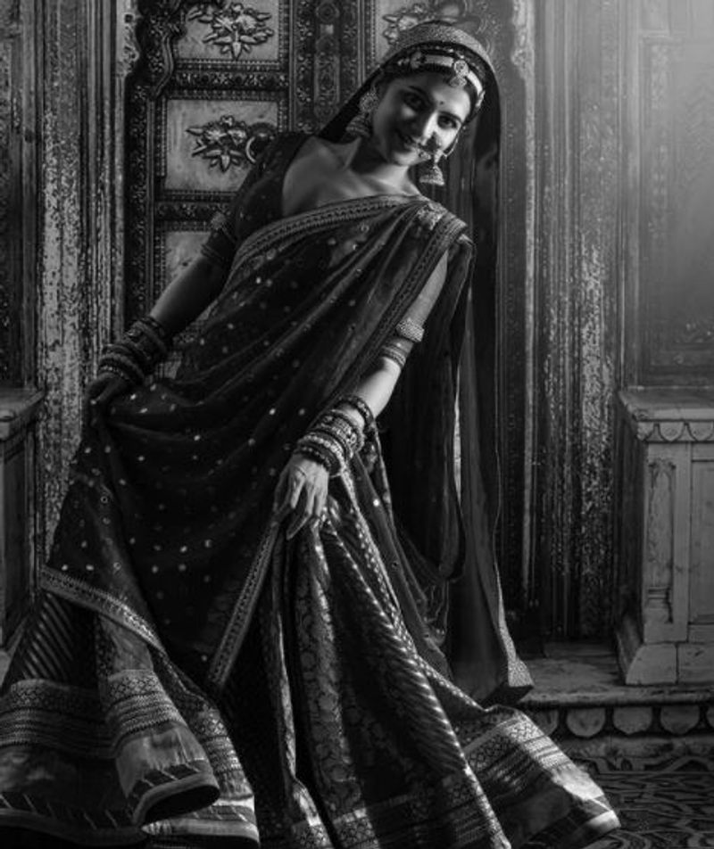 விஜய் டி.வி.யின் பிரபல தொகுப்பாளியாக வலம் வருபவர் திவ்யதர்ஷினி. க்யூட்டான ஸ்மைல், கலகலப்பான பேச்சால் கவரப்பட்ட ரசிகர்கள் இவரை செல்லமாக டிடி என அழைக்கின்றனர். இவரது சகோதரி ப்ரியதர்ஷினியும் தொகுப்பாளியாக உள்ளார். திவ்ய தர்ஷினி விஜய் தொலைக்காட்சியில் ஒளிபரப்பான ஏராளமான நிகழ்ச்சிகளை தொகுத்து வழங்கி வருகிறார்.