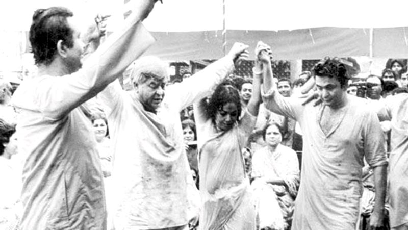 बता दें कि राज कपूर की चर्चित होली पार्टी का आयोजन हर साल आरके स्टूडियो में हुआ करता था। इस पार्टी में अमिताभ बच्चन, हेमा मालिनी, धर्मेंद्र, जितेंद्र, शत्रुघ्न सिन्हा, मनोज कुमार, शम्मी कपूर, दिलीप कुमार, शशि कपूर जैसे स्टार्स शामिल होते थे, लेकिन देव आनंद दूर ही रहते थे।