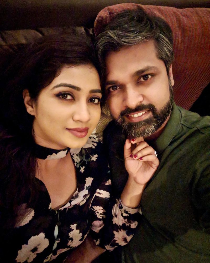 కాగా 2015లో శ్రేయా తన చిరకాల బాయ్ ఫ్రెండ్ షీలాదిత్య ను వివాహం చేసుకున్నారు. ఐదేళ్ల వీరి వైవాహిక బంధం కారణంగా శ్రేయా తల్లికావడం జరిగింది.