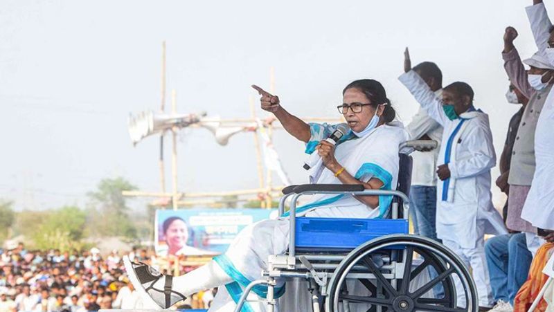 <p> গতকাল অর্থাৎ সোমবার মমতা বন্দ্যোপাধ্যায় নন্দীগ্রামে আট কিলোমিটার একটি রোড শো করেন। তারপরই তড়িঘড়ি জনসংযোগ বাড়িতে অমিত শাহ নন্দীগ্রাম কেন্দ্রে আসরে নামার সিদ্ধান্ত নিয়েছেন বলেও সূত্রের খবর। এই কেন্দ্রীয় মমতার প্রতিদ্বন্দ্বী তাঁরএ মন্ত্রিসভার প্রাক্তন সদস্য শুভেন্দু অধিকারী। <br />
</p>