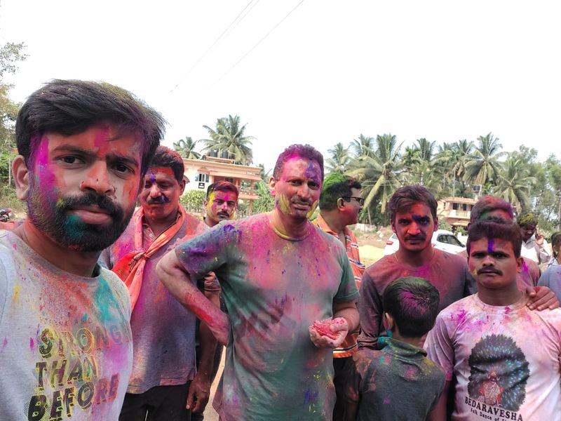 ಪರಸ್ಪರ ಬಣ್ಣ ಎರಚಿ ಎಲ್ಲರಿಗೂ ಹಬ್ಬದ ಶುಭಾಶಯ ಕೋರಿದರು.