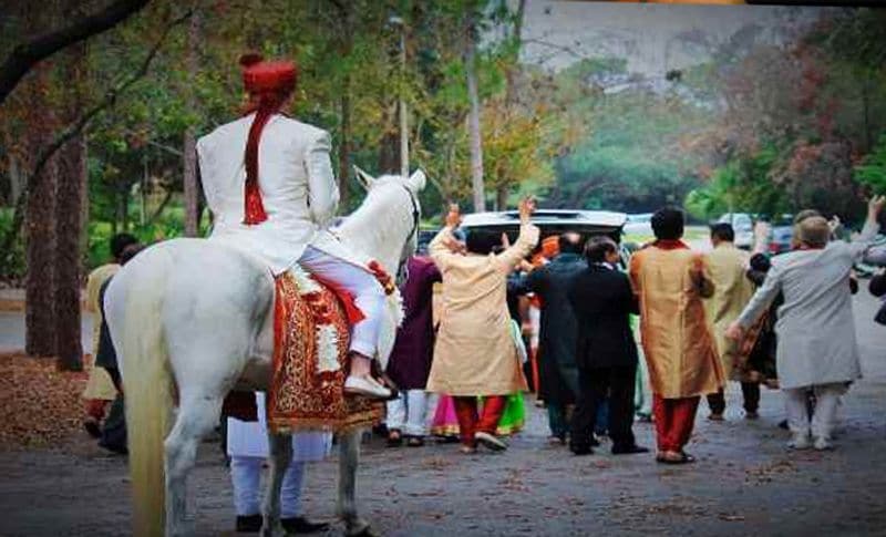 दरअसल, यह अनोखा मामला राजधानी भोपाल कोलार इलाके में में शुक्रवार को सामने आया। जहां एक जन कल्याण समिति के दफ्तर में बारी- बारी एक ही दिन 6 दूल्हे बारात लेकर पहुंचे हुए थे। लेकिन वहां पर ना तो दुल्हन मिली और ना ही उसके घरवाले, बल्कि मंडप की जगह पर ताला लटका मिला। हरदा के रहने वाले एक दू्ल्हे ने पड़ोस में जानकारी और पूछा तो पता चला कि यहां कोई संस्था नहीं है। अब तक वह समझ चुके थे कि उनके साथ ठगी हुई है। सभी ने संस्था के खिलाफ पुलिस ने
धोखाधड़ी की शिकायत दर्ज करवाई। (प्रतीकात्मक तस्वीर)