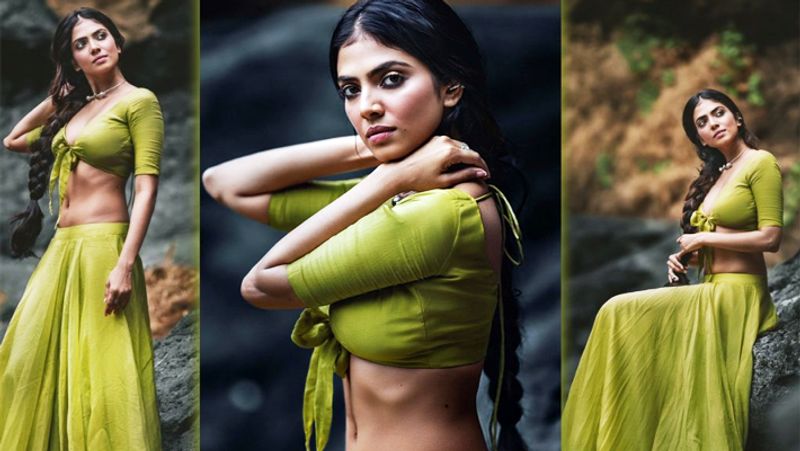 बता दें कि मालविका अकसर अपनी स्टाइलिश फोटो और वीडियो इंस्टाग्राम फैन्स के साथ शेयर करती रहती हैं। इसी साल मालविका की फिल्म 'मास्टर' जनवरी में रिलीज हुई है। इसमें उनके साथ जोसेफ विजय और विजय सेतुपति ने काम किया है।
