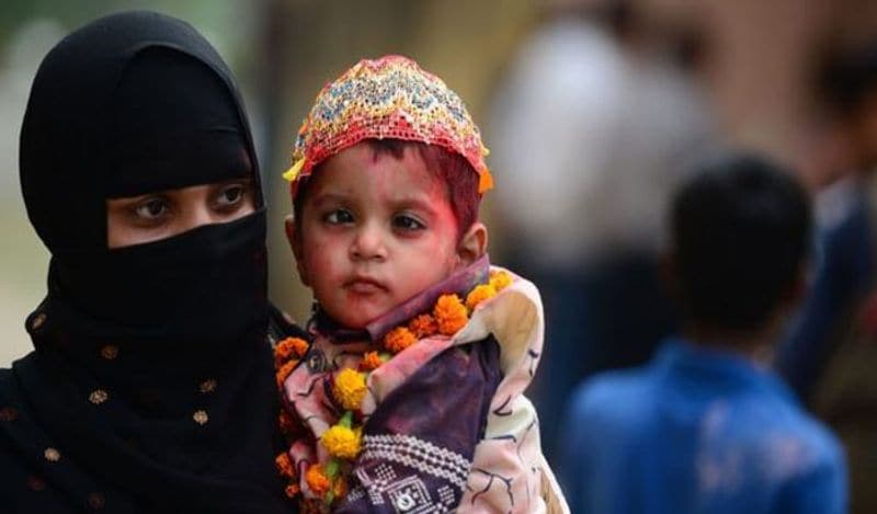 भारत में होली को हिन्दुओं का त्योहार कहा जाता है। मुस्लिमों को लेकर धारणा है कि उनके लिए रंग हराम है। इस वजह से मुस्लिम रंग से दूर रहते हैं। लेकिन इस बात में बिलकुल सच्चाई नहीं है। कई मुस्लिम साहित्यकारों ने होली पर नज्म लिखी है।
