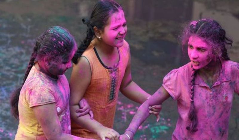 इतिहास में देखें तो पाएंगे कि बादशाह अकबर और जोधा ने भी होली खेली थी। हिंदू रानी से शादी के बाद नवाब ने भी होली खेलना शुरू कर दिया था। इसके अलावा जहांगीर ने भी नूरजहां ने भी होली खेलना शुरू कर दिया था। ऐसे में ये कहना है कि मुस्लिमों के लिए रंग हराम है गलत धारणा है। 