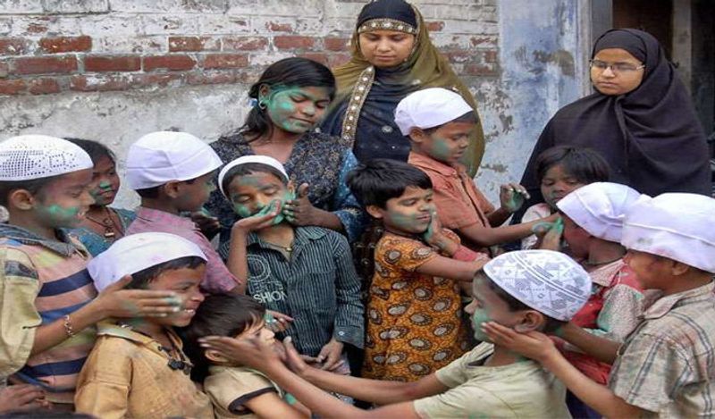 भारत में ऐसे कई इलाके हैं जो सिर्फ इसलिए मशहूर हो गए क्यूंकि वहां हिंदू नहीं, मुस्लिम जमकर रंग खेलते हैं। इसमें झाँसी का एक गांव वीरा शामिल है, जहां मुस्लिम जमकर गुलाल उड़ाते हैं। 