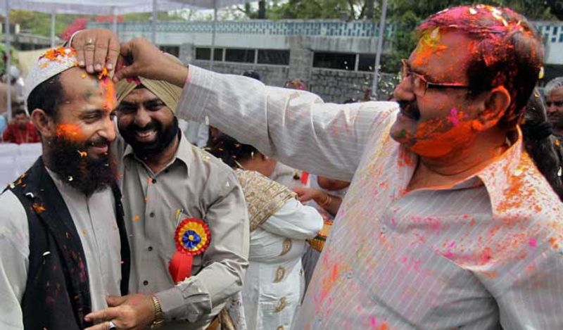 इन उदाहरणों को देखकर ये समझा जा सकता है कि होली का त्योहार सिर्फ किसी धर्म विशेष का नहीं है। ये त्योहार तो दिलों का है जो चाहे हिंदू हो या मुस्लिम कोई भी मना सकता है। मुस्लिम भी इसमें बढ़-चढ़कर हिस्सा लेते हैं। और रंगों के जरिये खुशियां बांटते हैं। 
