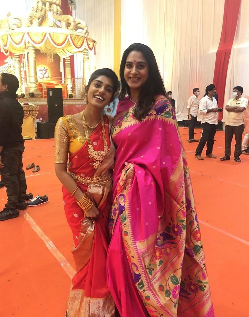 పెళ్లీడుకొచ్చిన కూతురుతో కలిసి సురేఖ వాణి పార్టీల్లో ఎంజాయ్ చేయడం, ఫంక్షన్స్ లో సందడి చేయడం, స్విమ్మింగ్ ఫూల్స్ లో జలకాలాడటం చేసిన ఫోటోలు సైతం సోషల్ మీడియాని ఊపేశాయి.