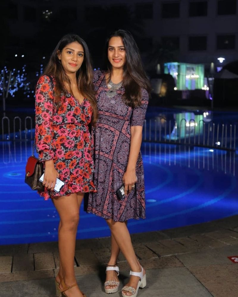 తన కూతురులో కలిసి పొట్టి డ్రెస్సులు వేస్తూ అందాలు ఆరబోతుస్తుంటుంది. తొడ అందాలను, నడుమందాలను, అవసరమైతే కాస్త ఎద అందాలను చూపించిన సందర్బాలు చాలానే ఉన్నాయి.