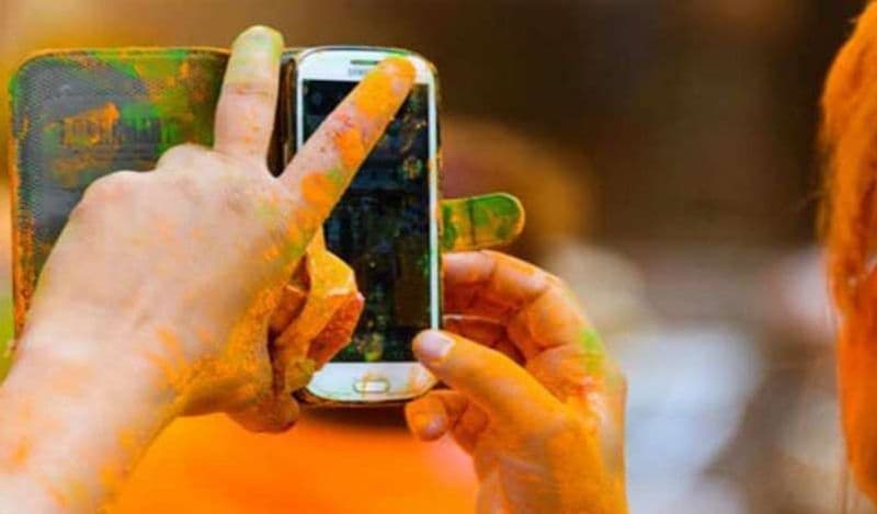 इसके अलावा कभी भी मोबाइल में पानी जाने के बाद उसे ऑन करने की कोशिश ना करें। ऐसा करना आपके फोन को हमेशा के लिए डैमेज कर देगा। फिर आप लाख चाहेंगे उसके बाद भी आपका फोन ठीक नहीं होगा। 