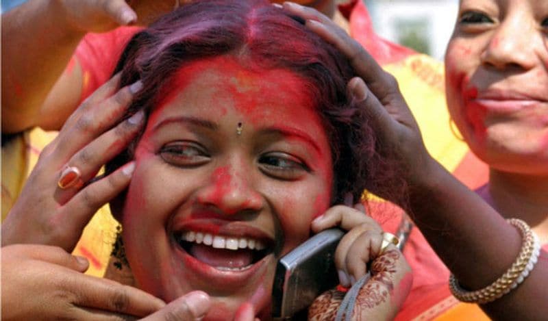 अगर मोबाइल में रंग चला गया है तो उसे सूखे कपड़े से पोंछे। इसके बाद मोबाइल को चावल के बोरे में डाल दें। इससे चावल फोन के मॉइस्चर को सोख लेगा। कुछ देर बाद फोन को निकालें और फिर इसे ऑन करें।
