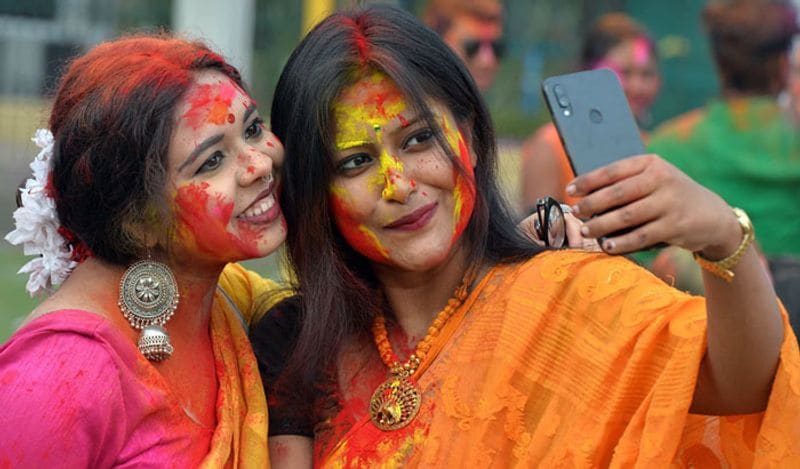 आज के समय में लोगों के पास काफी महंगे फोन हैं। इनमें एक स्क्रैच आ जाने पर लोग परेशान हो जाते हैं। ऐसे में जरा सोचिये अगर इन फोन में पानी चला जाए तो क्या होगा? होली का त्योहार तो है कि ऐसा कि आप किसी को कुछ बोल भी नहीं पाएंगे। ऐसे में अपने फोन को ही सुरक्षित करना बेहतर है। 