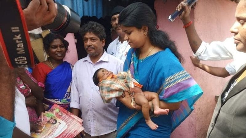 मक्कल निधि मय्यम (MNM) प्रत्याशी प्रियदर्शिनी उदयभानु चुनाव प्रचार के दौरान लोगों से घुलने मिलने में कोई कसर नहीं छोड़ रहीं। प्रचार के दौरान उन्होंने एक महिला से उसका बच्चा लेकर खिलाया।