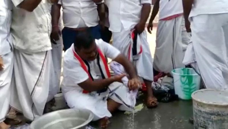 यह तस्वीर नागपट्टिनम से AIDMK के उम्मीदवार थंगा कातिवरन की है। ये वोटरों को रिझाने फुटपाथ पर कपड़े धोते देखे गए थे।