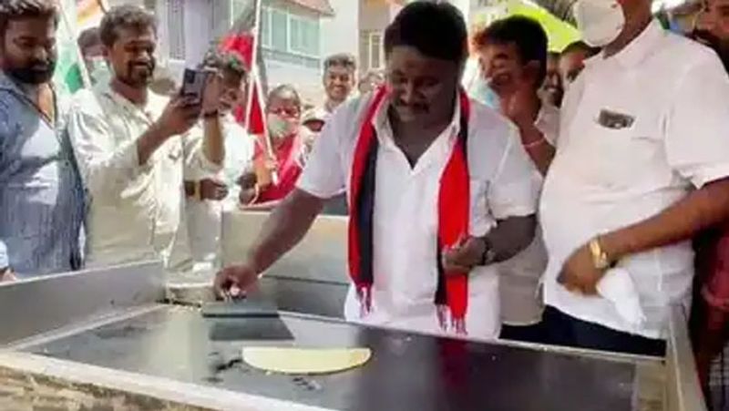 यह तस्वीर विरुगमबाक्कम सीट से DMK प्रत्याशी एवीएम प्रभाकर राजा की है। वे एक दुकान पर डोसा बनाते देखे गए थे।