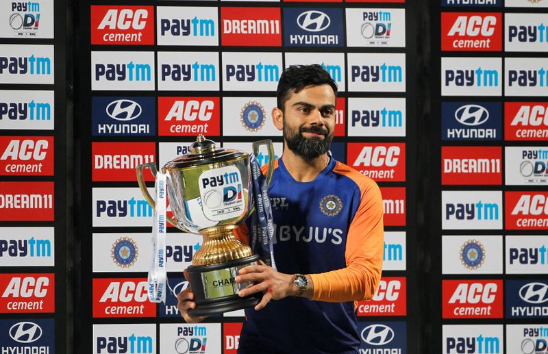 <p>মাঝে ইংল্যান্ডের বিরুদ্ধে টেস্ট সিরিজ ও টি২০ সিরিজের শুরুতে ব্যাটে রান না পাওয়ায় সমালোচনার সম্মুখীন হয়েছিলেন বিরাট কোহলি। তবে টি২০ সিরিজের দ্বিতীয় ম্যাচ থেকেই ছন্দে ফেরেন বিরাট।</p>