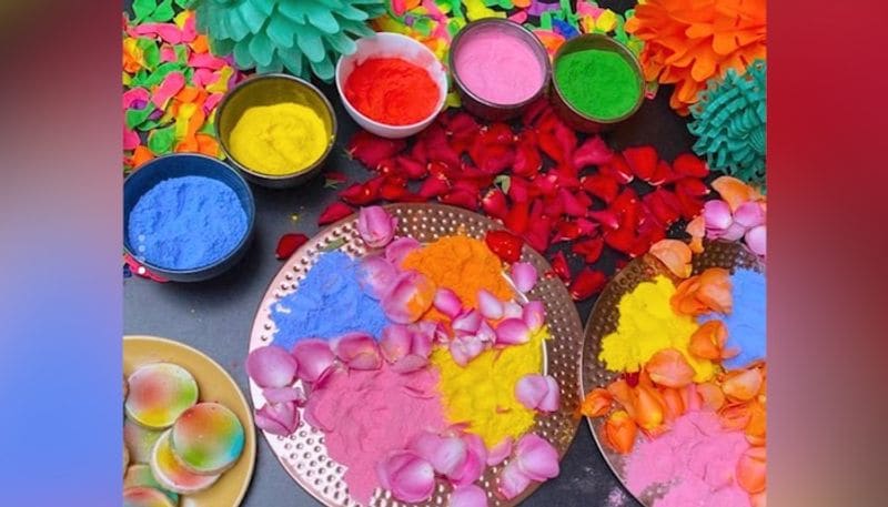 <p>নিজেই সোশ্যাল মিডিয়ায় ছবিগুলি শেয়ার করেছেন প্রিয়ঙ্কা। ঝড়ের গতিতে ছড়িয়ে পড়েছে এই ছবি। স্বামী, শ্বশুর-শাশুড়ির সঙ্গে রং খেলায় মত্ত প্রিয়ঙ্কা।<br />
</p>