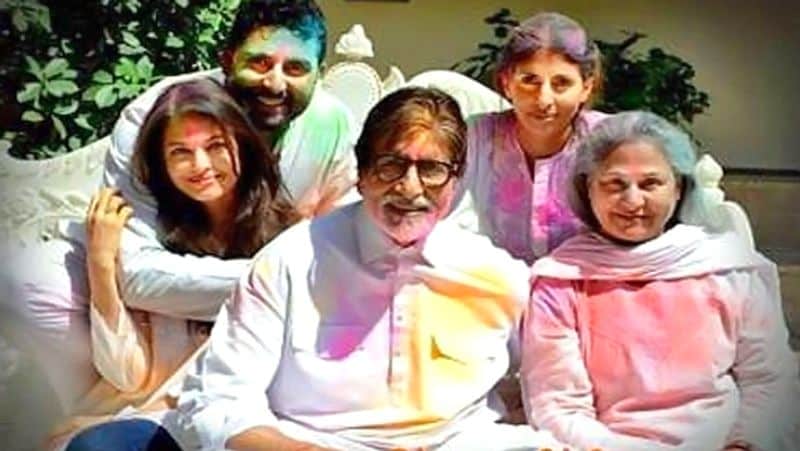 पिछले साल होली के मौके पर कुछ यूं नजर आई थी बच्चन फैमिली। कोरोना के चलते इस बार बच्चन के घर किसी भी तरह का होली उत्सव नहीं हो रहा है।