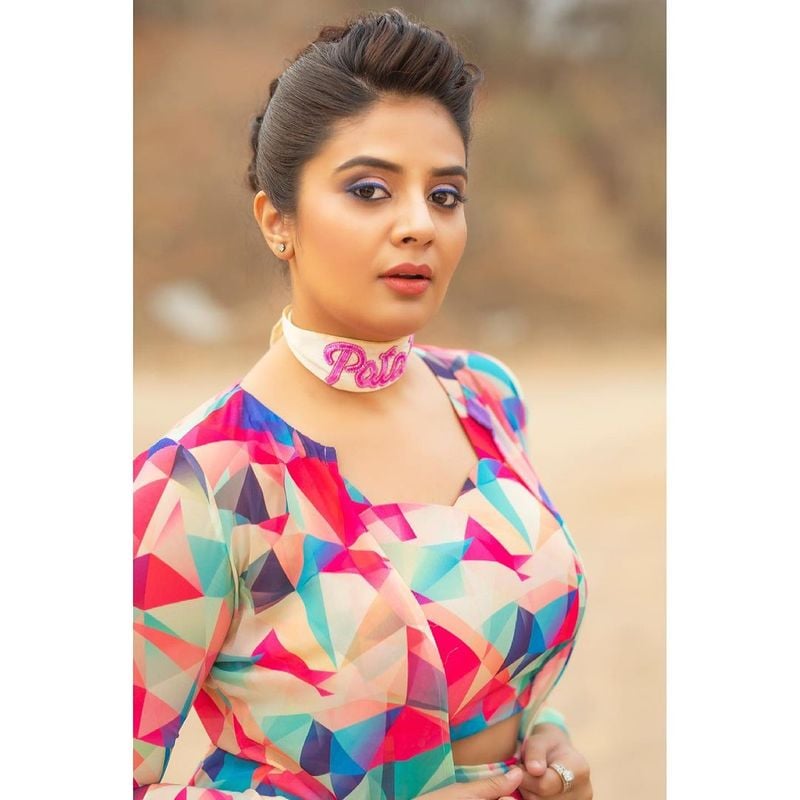 ఈ సందర్భంగా రంగురంగుల డ్రెస్ ధరించి హోయలు పోతూ దిగిన ఫోటోలను పంచుకుంది యాంకర్ శ్రీముఖి. ఇందులో ఆమె పరువాలు పోతున్న తీరు అబ్బురపరుస్తుంది.