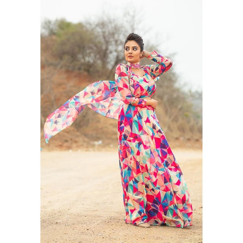 తన వయ్యారాలతో కుర్రాళ్లని మెస్మరైజ్ చేస్తుంది శ్రీముఖి. అంతేకాదు సమ్మోహన పరుస్తుంది. ప్రస్తుతం ఈ లేటెస్ట్ హోలీ స్పెషల్ శ్రీముఖి పిక్స్ సామాజిక మాధ్యమాల్లో తెగ వైరల్ అవుతున్నాయి.