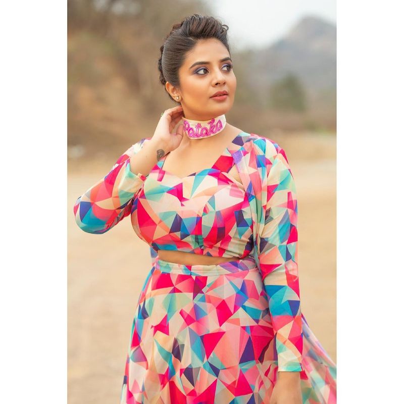 శ్రీముఖి దేవతలా ఉందంటూ, స్టన్నింగ్ అంటూ, కెవ్వు కేక అంటూ ఆమె అభిమానులు శ్రీముఖి అందాలను ప్రశంసలతో ముంచెత్తుతున్నారు.