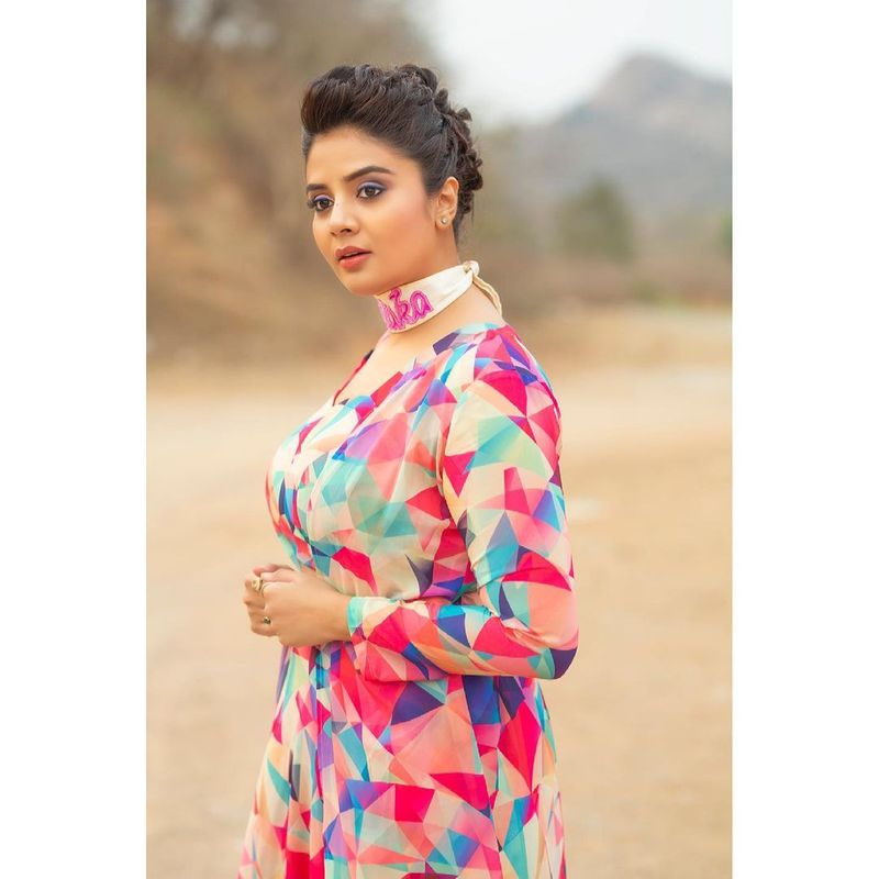 అయితే ఇందులో మెడలో `పటాకా` చోకర్ని పెట్టుకోవడం విశేషం.