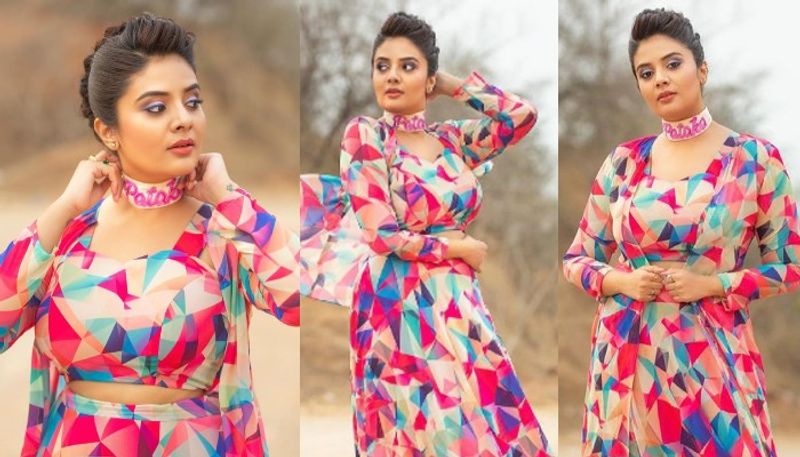 ప్రస్తుతం శ్రీముఖి హోలీ స్పెషల్ ఫోటోలు ఆకట్టుకుంటున్నాయి.