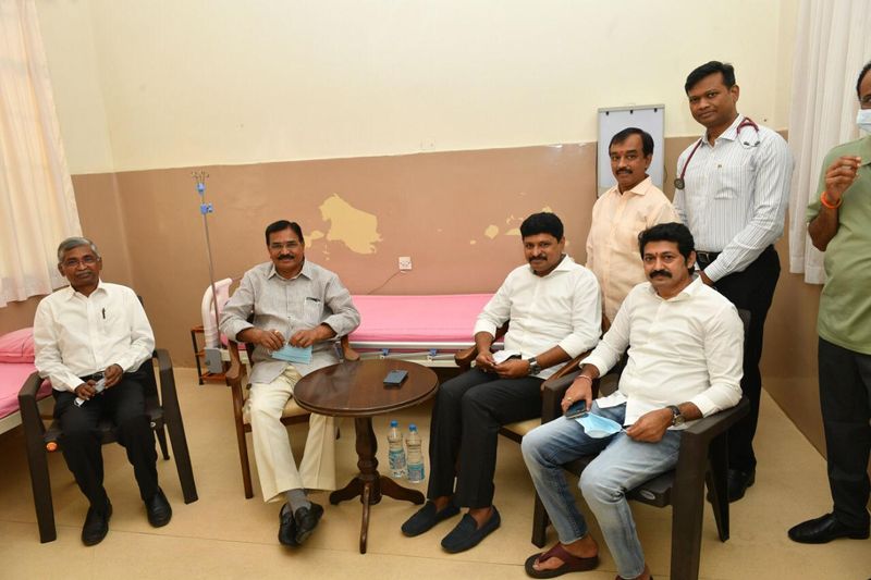 కరోనా వైరస్ బారిన పడకుండా ఉండాలంటే ప్రతి ఒక్కరూ కోవిడ్ వ్యాక్సిన్ తీసుకోవాలని.. ప్రజలు ఎవరు కూడా భయపడకూడదని సంతోష్ కుమార్ సూచించారు. ఈ వ్యాక్సిన్ తీసుకోవడం వలన ఎలాంటి ప్రమాదం ఉండదని ఆయన ధైర్యం చెప్పారు.