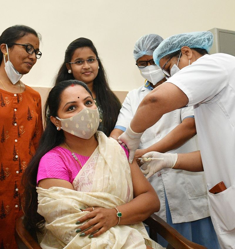 ఎమ్మెల్సీ కవిత, ఎంపీ సంతోష్ వెంట నిమ్స్ డైరెక్టర్ డాక్టర్ మనోహర్, సూపరిండెంటెంట్ డాక్టర్ సత్యనారాయణ, డాక్టర్ గంగాధర్, డాక్టర్ రమేష్ తదితరులు ఉన్నారు.