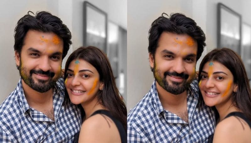కాజల్ హోలీ పండుగని చాలా పద్ధతిగా చేసుకున్నారు. తన భర్తకి కొద్దికొద్దిగా రంగులు పూసి హుందాతనాన్ని చాటుకుంది.