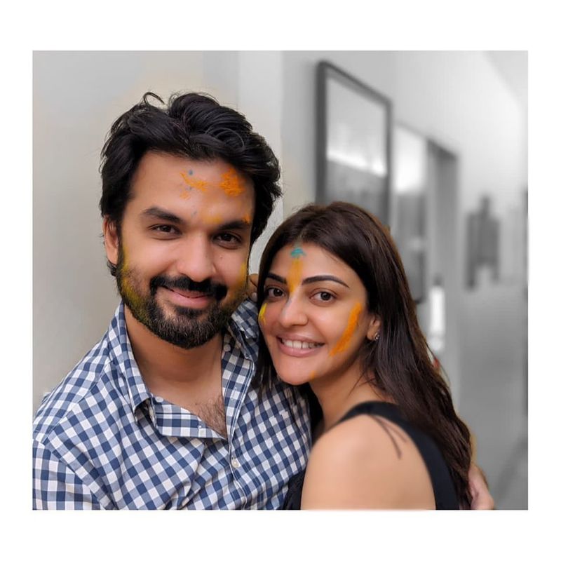 ప్రస్తుతం ఆయా ఫోటోలు విశేషంగా ఆకట్టుకుంటున్నాయి. అయితే వీరిద్దరు చాలా కొద్ది రంగులనే పూసుకోవడం కలర్ఫుల్గా పూర్తి రంగులతో నిండిలేకపోవడంతో అభిమానులు అసంతృప్తిని వ్యక్తం చేస్తున్నారు.