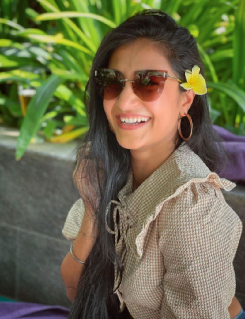 Recently, Dhanashree shared an excellent look of hers on the eve of Holi. She is seen in a designed off-white shirt-top and jeans, while she dons sunglass.