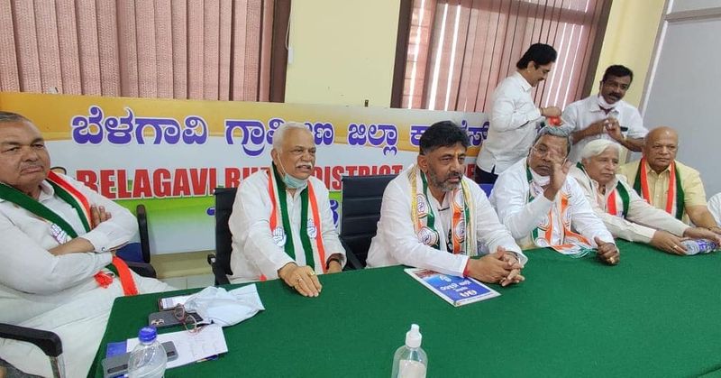 <p>ನಾಮಪತ್ರ ಸಲ್ಲಿಕೆಗೂ ಮುನ್ನ ನಗರದ ಪಕ್ಷದ ಕಚೇರಿಯಲ್ಲಿ ನಡೆದ ಕಾಂಗ್ರೆಸ್ ಮುಖಂಡರ ಸಭೆ</p>