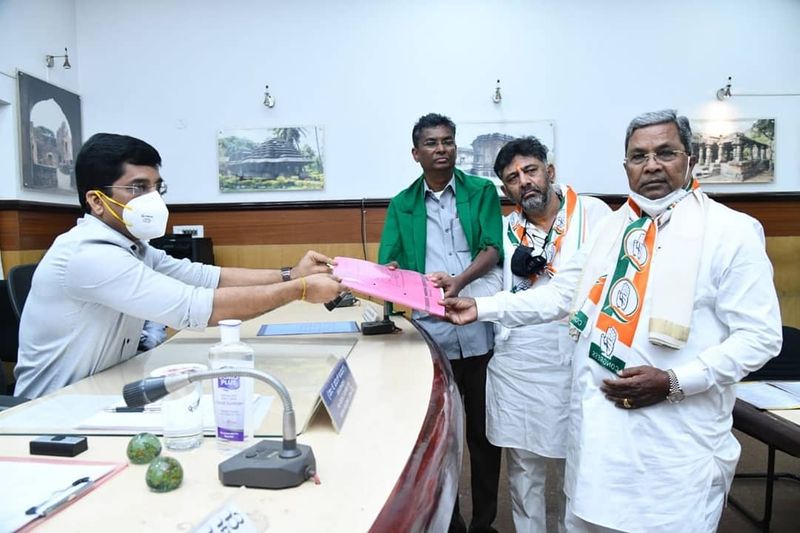 <p>ಮಾಜಿ ಸಿಎಂ ಸಿದ್ದರಾಮಯ್ಯ, ಕೆಪಿಸಿಸಿ ಅಧ್ಯಕ್ಷ ಡಿಕೆಶಿ ಸಮ್ಮುಖದಲ್ಲಿ ನಾಮಪತ್ರ ಸಲ್ಲಿಕೆ</p>