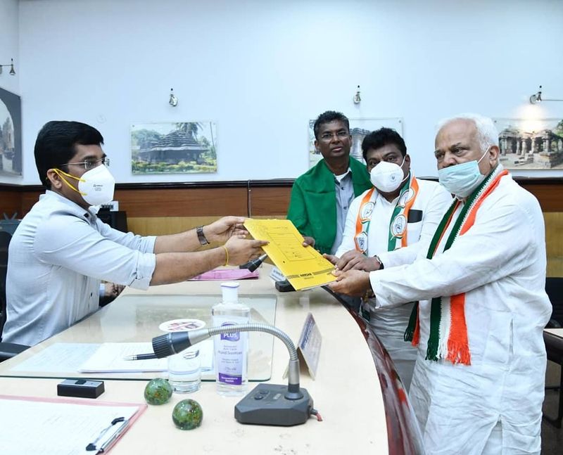 <p>ಚುನಾವಣಾ ಅಧಿಕಾರಿಗೆ ನಾಮಪತ್ರ ಸಲ್ಲಿಸಿದ ಸತೀಶ್ ಜಾರಕಿಹೊಳಿ</p>