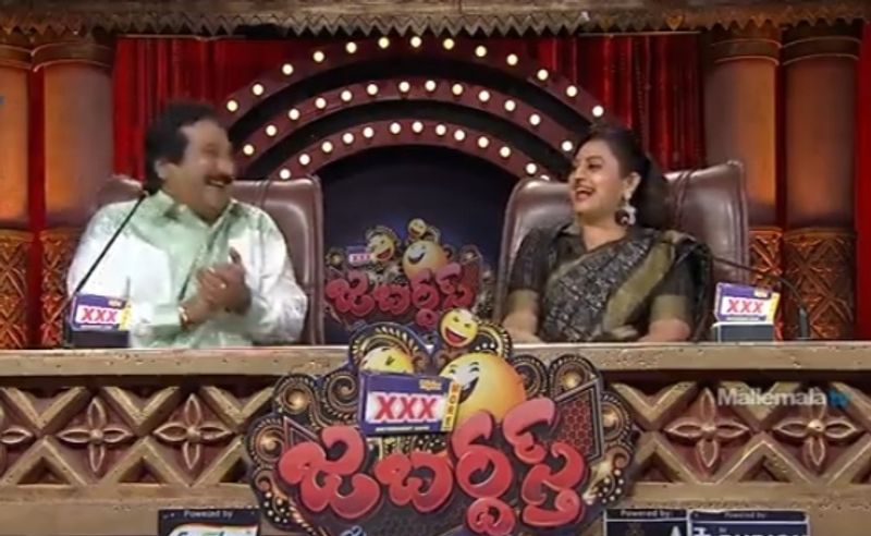 తాజా ఎపిసోడ్ లో ఇంద్రజ మరో జడ్జి మనుతో కలిసి షోలో సందడి చేశారు. కమెడియన్స్ జోకులకు సమయస్ఫూర్తితో స్పందిస్తూ ఆకట్టుకున్నారు.
