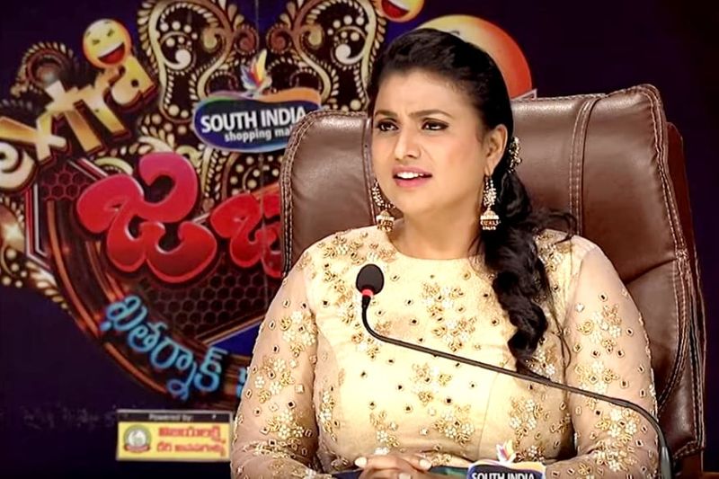 నాగబాబు 2019లో జబర్ధస్త్ నుండి బయటికి వచ్చేశారు. రోజా మాత్రం అప్పటి నుండి ఇప్పటి వరకు కొనసాగుతోనే ఉన్నారు. తాజాగా ఆమె కూడా జబర్ధస్త్ నుండి విరామం తీసుకున్నారు. ఆమె ప్లేస్ లో కొత్త జడ్జిగా హీరోయిన్ ఇంద్రజ వచ్చారు.