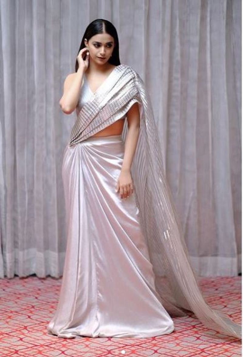 அவ்வப்போது சேலை கட்டிய மயிலாக புகைப்படம் வெளியிட்டு ரசிகர்களை ஆச்சர்யப்படுத்துகிறார்.