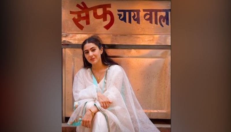 Sara Ali Khan was seen sitting in front of the tea stall where it was printed on the wall, 'Saif Chai Wala', and she could not miss clicking a picture remembering her dad.