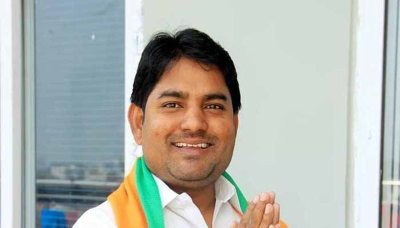 బీజేపీ అభ్యర్ధిగా కాంగ్రెస్ నుండి బీజేపీలో చేరిన డాక్టర్ రవికుమార్ నాయక్ బరిలోకి దింపింది. ఈ నియోజకవర్గంలో సుమారు 40 వేలకు పైగా గిరిజన ఓటర్లు ఉన్నారు. గిరిజన ఓట్లు గంపగుత్తగా పడితే రవికుమార్ విజయం నల్లేరుపై నడకేనని ఆ పార్టీ భావిస్తోంది.