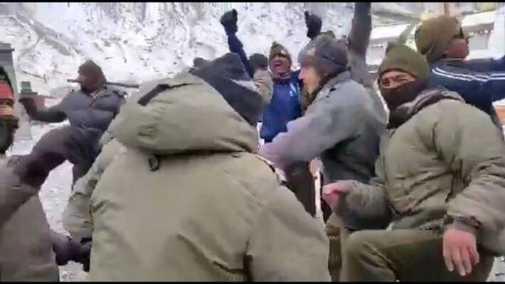 Watch Here's how you celebrate Holi at 17000 feet Watch Here's how you celebrate Holi at 17000 feet