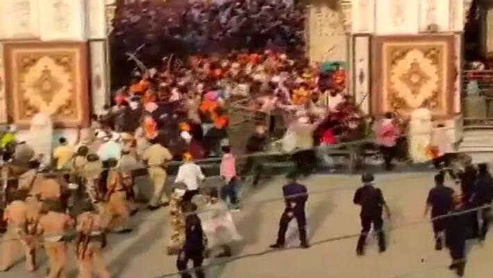 Policemen attacked while taking out a religious procession in Nanded kpn Policemen attacked while taking out a religious procession in Nanded kpn